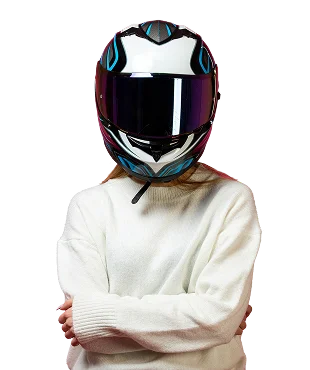 Personne portant un casque de moto, les bras croisés, vêtue d'un pull blanc sur fond sombre, incarnant la confiance, l'attitude et le style de vie des motards.