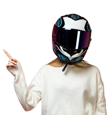 Personne portant un casque de moto intégral et un pull blanc, le bras tendu vers le côté, photographiée en gros plan sur fond sombre, suggérant une indication de direction ou attirant l'attention dans un concept moderne.